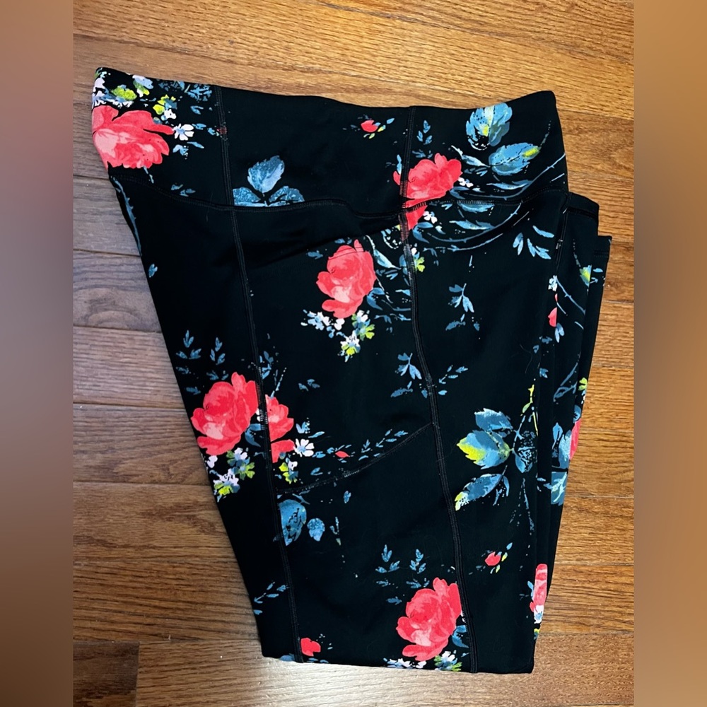 VSX Essential High-Rise Pocket Legging with floral pattern. - Picture 7 of 10
